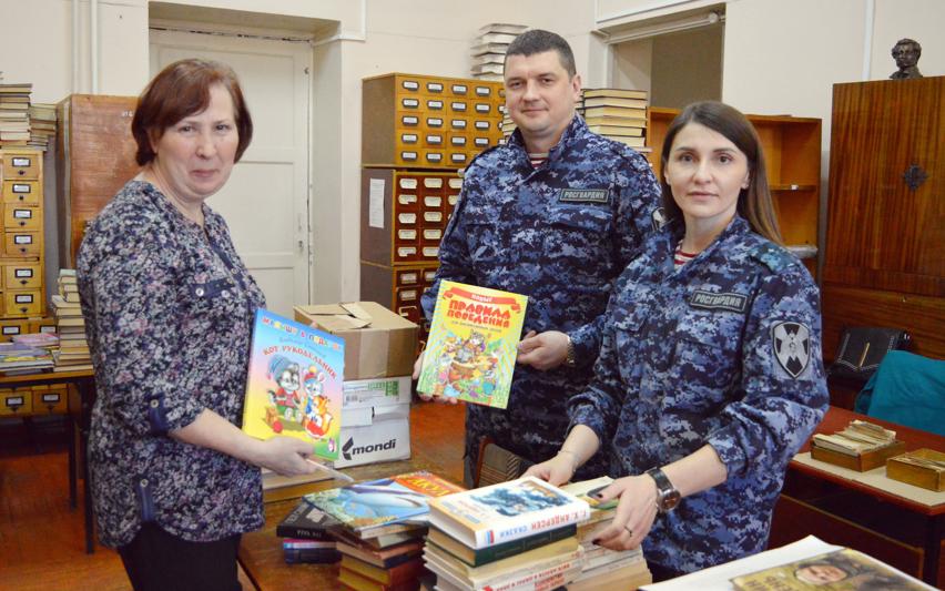В Рязани росгвардейцы передали книги в фонд городских библиотек