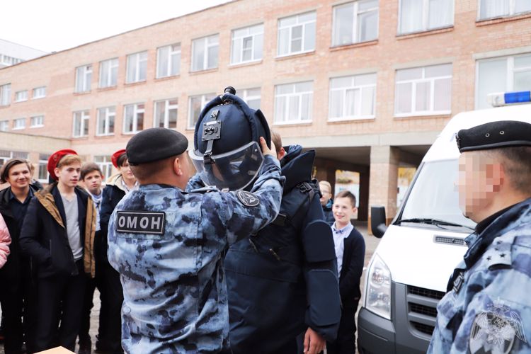 Сотрудники рязанского ОМОН провели урок мужества для школьников