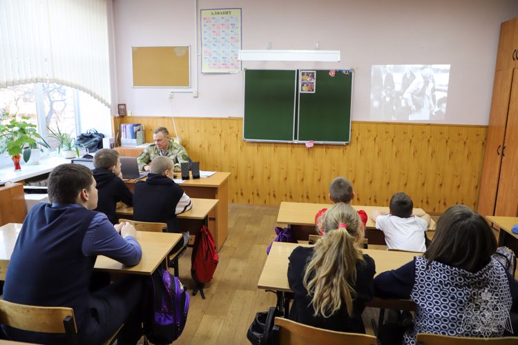 В Рязани сотрудники Росгвардии рассказали воспитанникам рязанской школы-интернат о снятии блокады Ленинграда