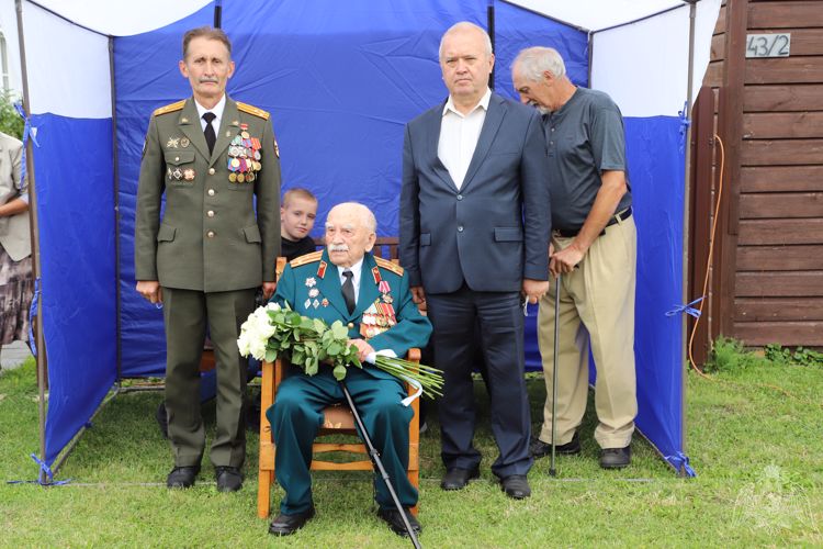 В Рязанской области Росгвардия провела праздничный парад для ветерана Великой Отечественной войны Павла Лосика, которому исполнилось 100 лет