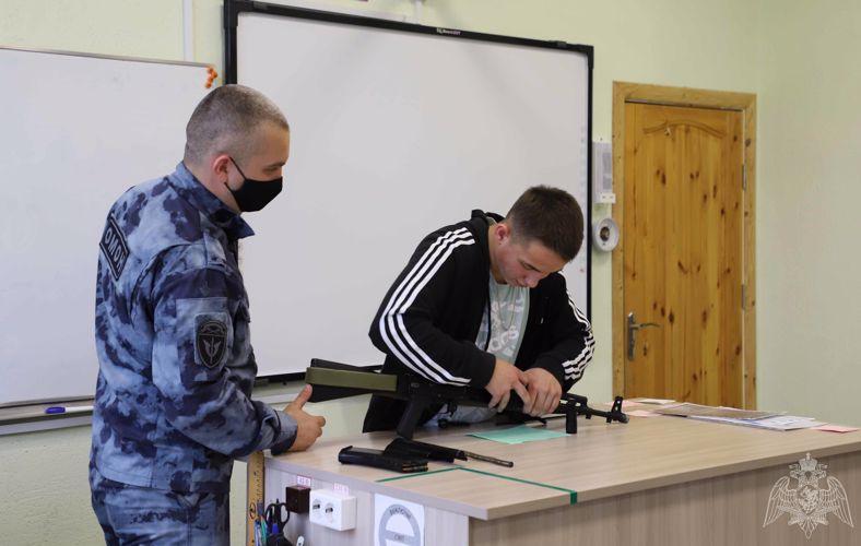 В Рязани ко Дню рождения Михаила Калашникова сотрудники Росгвардии провели урок мужества для студентов Строительного колледжа