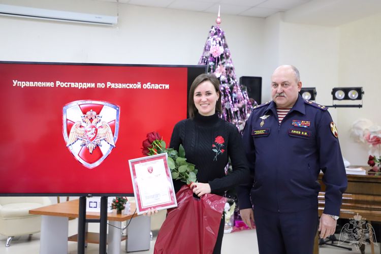 В преддверии Дня российской печати начальник Управления Росгвардии по Рязанской области наградил журналистов, активно освещающих деятельность ведомства