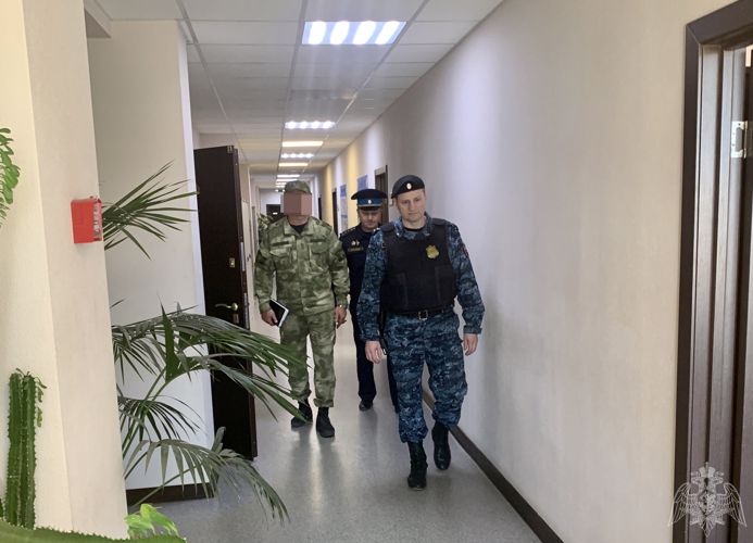В Рязани сотрудники Росгвардии понаблюдали за действиями судебных приставов при обнаружении в здании «условного» взрывного устройства