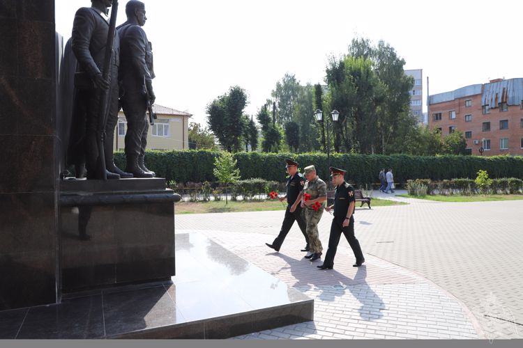 В Рязани в преддверии Дня офицера состоялась церемония возложения цветов к памятнику сотрудникам и военнослужащим Росгвардии, погибшим при исполнении служебного долга