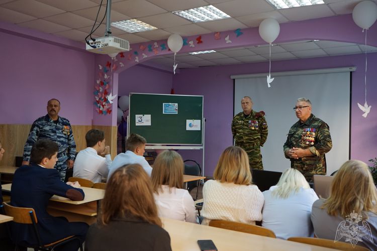 Вместе против террора: ветераны Росгвардии провели антитеррористический урок для учащихся школы №13