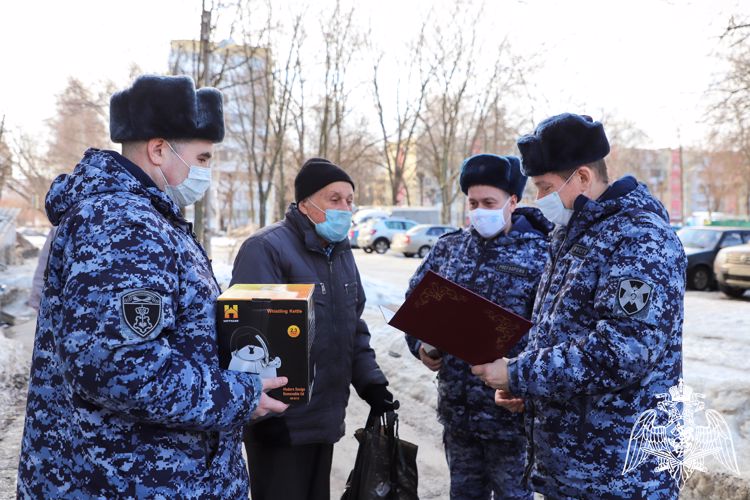 В Рязани сотрудники Росгвардии поздравили с 90-летием ветерана вневедомственной охраны