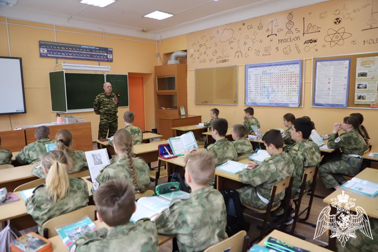 В преддверии Дня Победы Росгвардия организовала урок мужества для подшефных школьников из Рязани