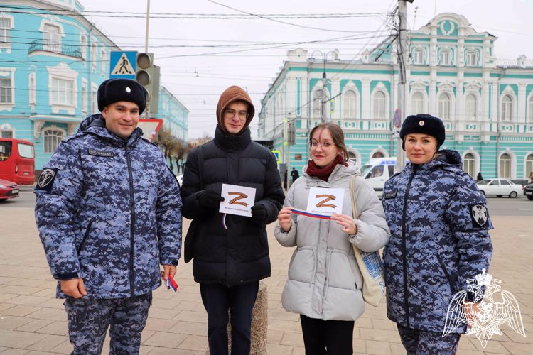 Сотрудники Росгвардии вручили жителям Рязани ленточки триколора