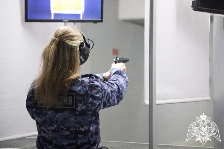 В преддверии Международного женского дня женщины, проходящие службу в Управлении Росгвардии по Рязанской области, посоревновались в стрельбе 