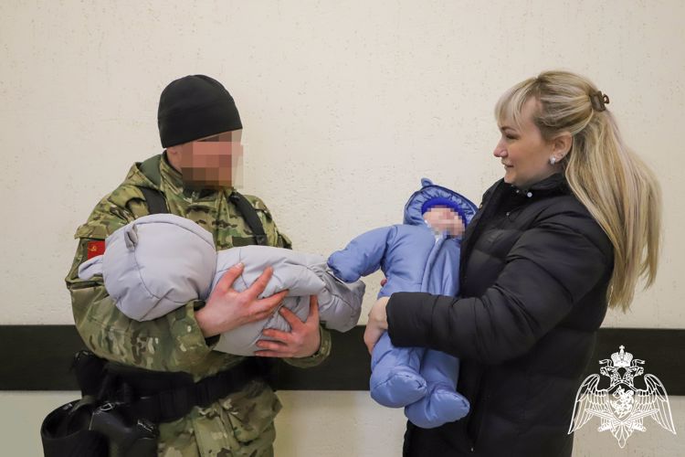 Вернувшийся из района СВО спецназовец Росгвардии впервые увидел своих новорожденных сыновей