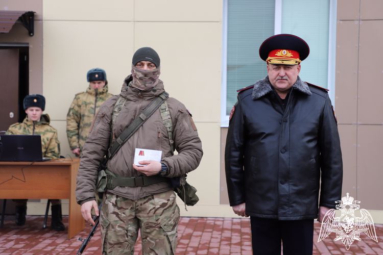 Вернувшийся из района СВО спецназовец Росгвардии впервые увидел своих новорожденных сыновей