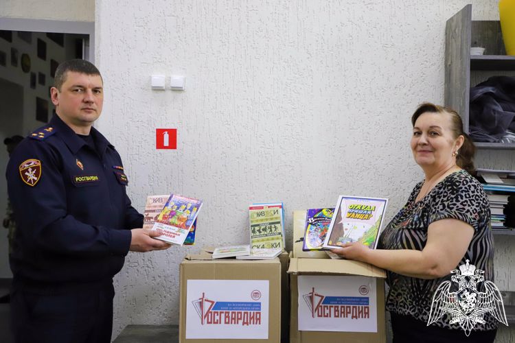 Сотрудники Росгвардии передали несколько сотен книг в библиотеки Рязанской области