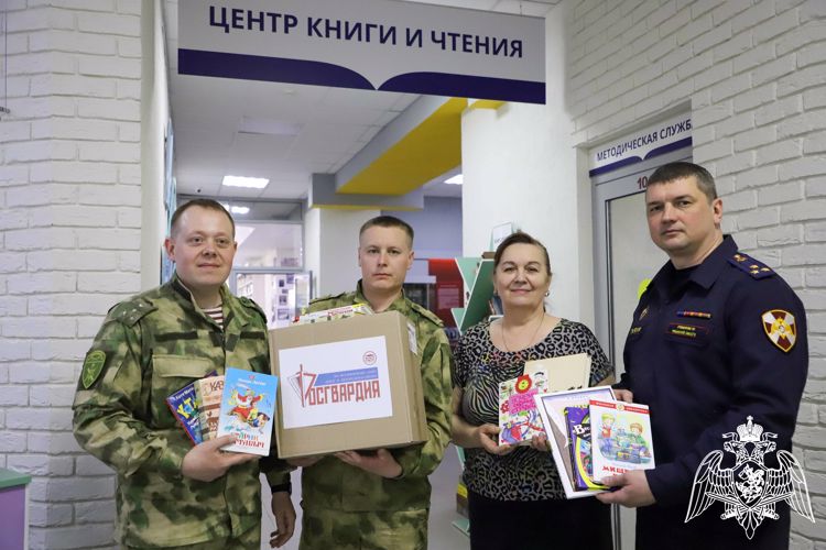 Сотрудники Росгвардии передали несколько сотен книг в библиотеки Рязанской области