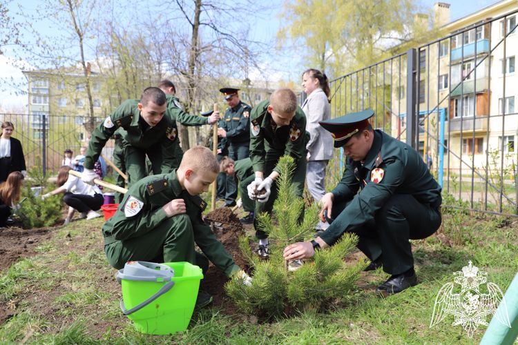 В Рязани учащиеся подшефного класса Росгвардии школы №38 приняли участие в посадке сосен