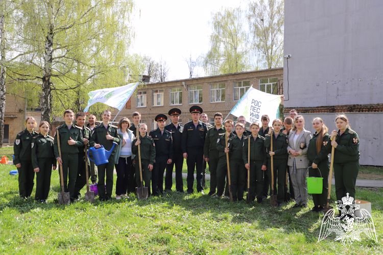 В Рязани учащиеся подшефного класса Росгвардии школы №38 приняли участие в посадке сосен