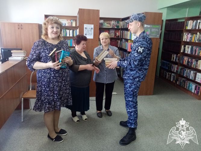 Сотрудники Росгвардии передали несколько сотен книг в библиотеки Рязанской области
