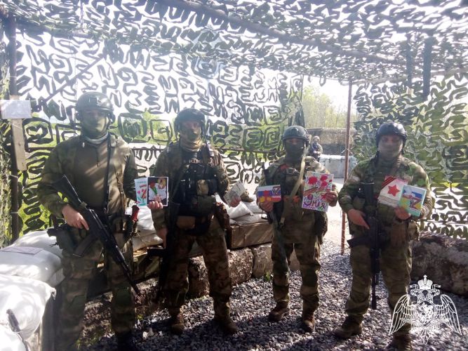 Сотрудники Росгвардии, находящиеся в зоне проведения СВО, получили письма поддержки от рязанских школьников
