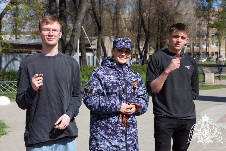 Сотрудники Росгвардии вручили георгиевские ленты жителям Рязани