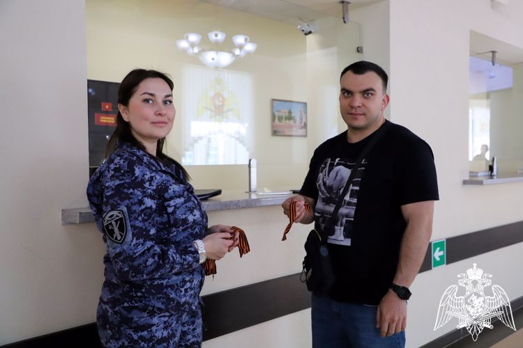 Сотрудники Росгвардии вручили георгиевские ленты жителям Рязани