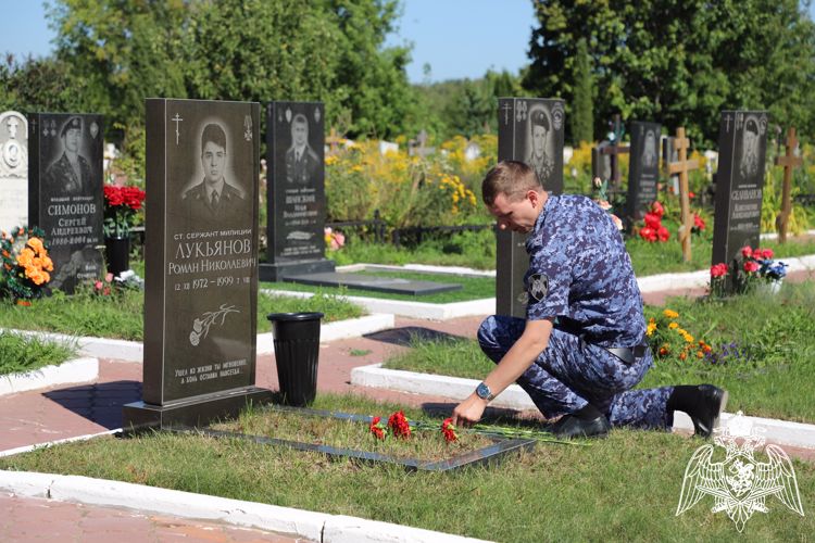 В Рязани сотрудники Росгвардии почтили память погибшего 24 года назад сослуживца