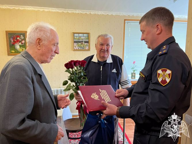 В Рязани сотрудники Росгвардии поздравили с 90-летием ветерана вневедомственной охраны