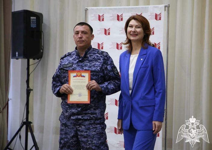 Уполномоченный по правам ребенка вручила благодарности многодетным отцам, проходящим службу в Росгвардии