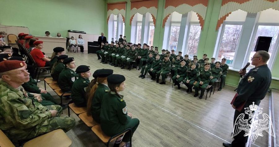 В Рязани воспитанники подшефного Росгвардии класса возложили цветы к мемориальной доске офицера СОБР Виктора Лунина