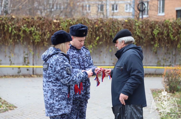 Сотрудники Росгвардии вручили жителям Рязани ленточки триколора