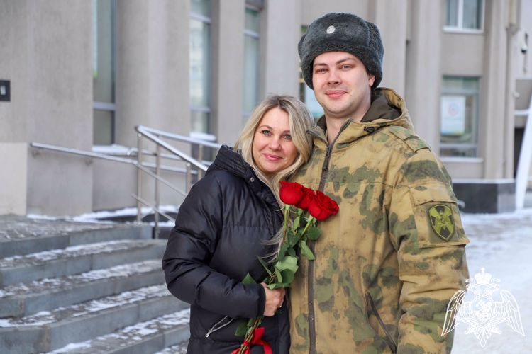 В Рязани сотрудники Росгвардии поздравили своих мам с Днем матери
