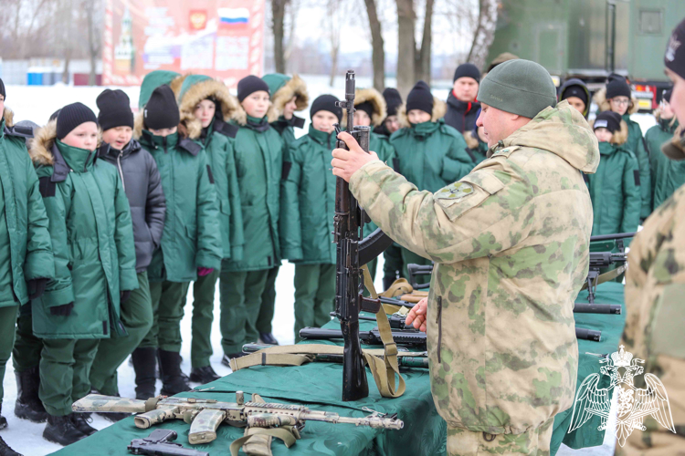 В преддверии Дня Героев Отечества школьники из Касимова и Рязани побывали на экскурсии в учебном центре Росгвардии