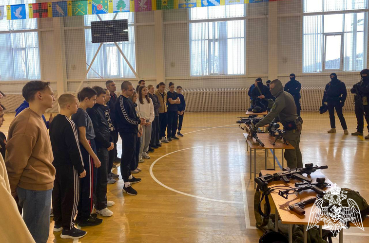 Офицеры рязанского СОБР Росгвардии провели показательные выступления для кораблинских школьников