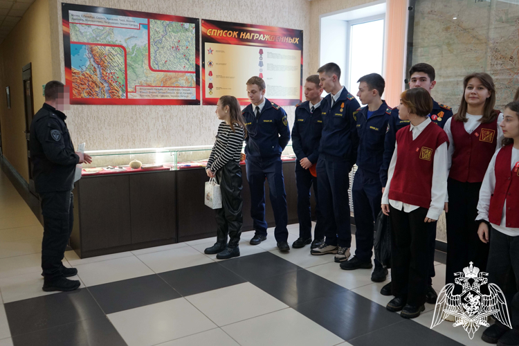 В преддверии Дня защитника Отечества сотрудники Росгвардии провели уроки мужества для школьников из Рязани и Сасова