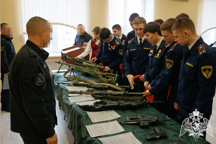 В преддверии Дня защитника Отечества сотрудники Росгвардии провели уроки мужества для школьников из Рязани и Сасова