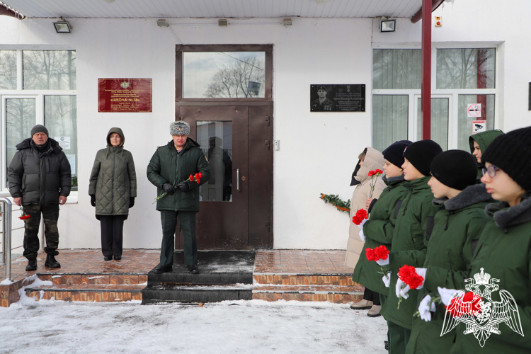 В рязанской школе № 38 прошла линейка, посвященная памяти офицера СОБР Виктора Лунина, погибшего при исполнении служебного долга на Северном Кавказе