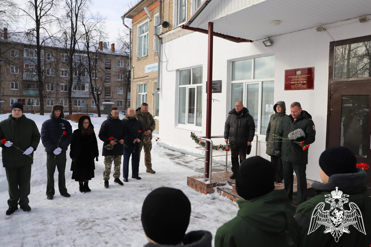 В рязанской школе № 38 прошла линейка, посвященная памяти офицера СОБР Виктора Лунина, погибшего при исполнении служебного долга на Северном Кавказе
