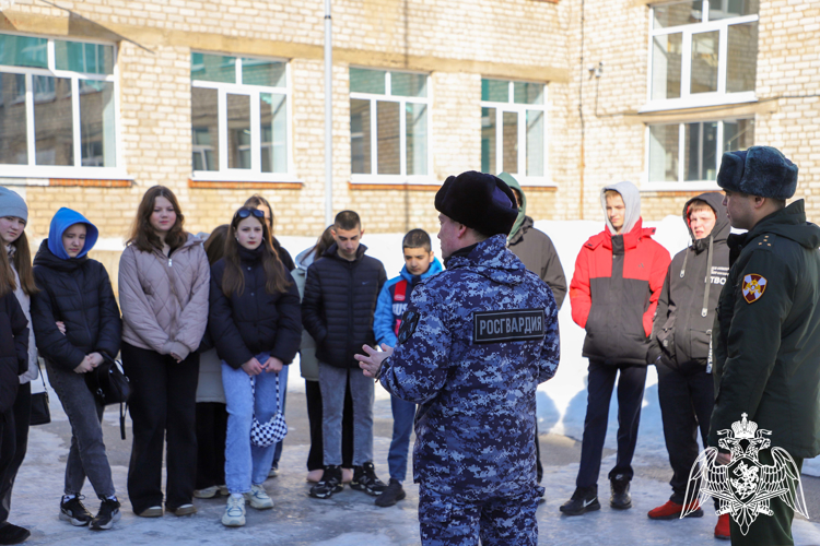 Сотрудники Росгвардии напомнили рязанским школьникам о правилах безопасности на дорогах