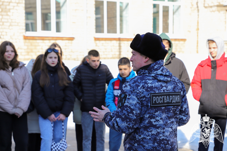 Сотрудники Росгвардии напомнили рязанским школьникам о правилах безопасности на дорогах