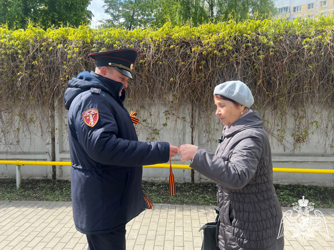 В преддверии Дня Победы сотрудники Росгвардии вручили георгиевские ленты жителям Рязани