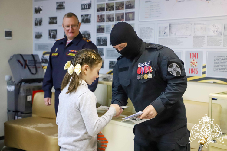 В преддверии Дня Победы сотрудники Росгвардии, вернувшиеся из зоны СВО, передали ответные письма рязанским школьникам