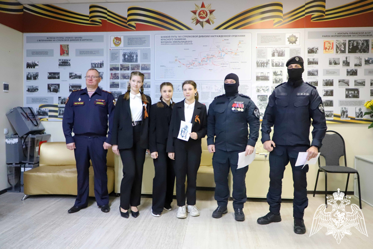 В преддверии Дня Победы сотрудники Росгвардии, вернувшиеся из зоны СВО, передали ответные письма рязанским школьникам