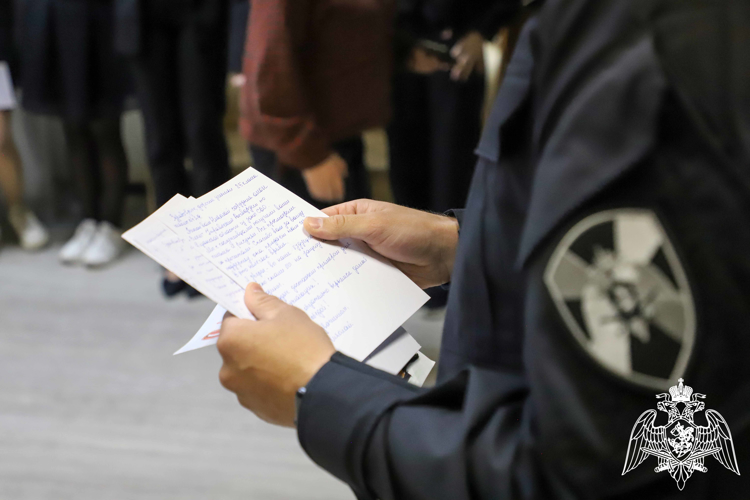 В преддверии Дня Победы сотрудники Росгвардии, вернувшиеся из зоны СВО, передали ответные письма рязанским школьникам
