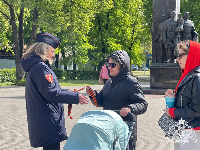 В преддверии Дня Победы сотрудники Росгвардии вручили георгиевские ленты жителям Рязани