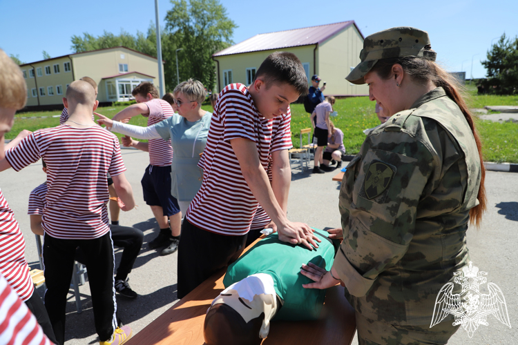 В Рязани воспитанники подшефных Росгвардии классов сдали зачеты по физической и медицинской подготовке