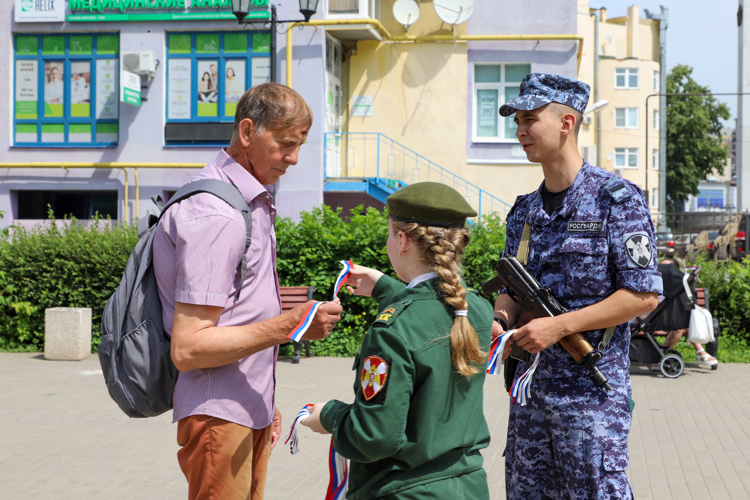 В преддверии Дня России сотрудники Росгвардии вручили рязанцам ленты с символикой триколора   