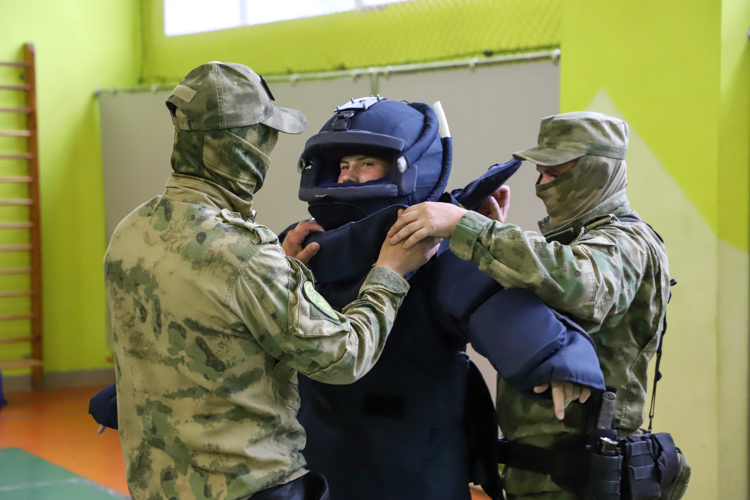 Рязанские юнармейцы познакомились с работой кинологов Росгвардии