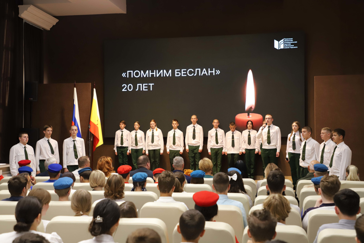 В Рязани воспитанники подшефного Росгвардии класса приняли участие в памятной акции «Помним Беслан»