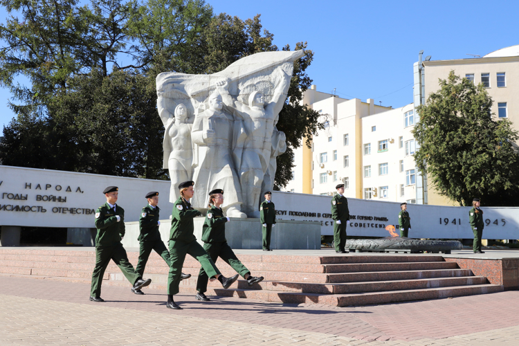 В Рязани воспитанники подшефного Росгвардии класса заступили на вахту почетного караула у Вечного огня на площади Победы