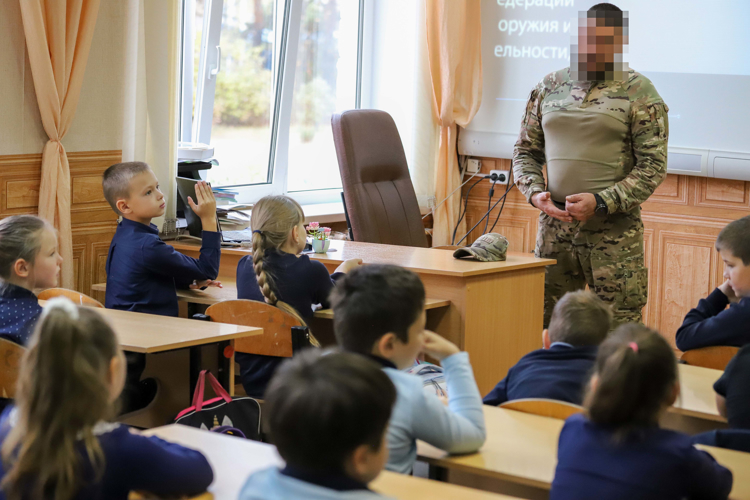 В Рязанской области сотрудники Росгвардии провели уроки мужества для воспитанников полянской школы-интерната