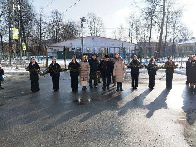 В рязанской школе № 38 прошла линейка, посвященная памяти офицера СОБР Виктора Лунина, погибшего при исполнении служебного долга на Северном Кавказе
