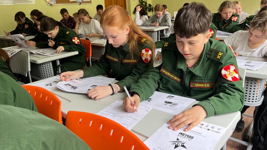 В Рязани росгвардейцы и подшефные школьники написали Диктант Победы